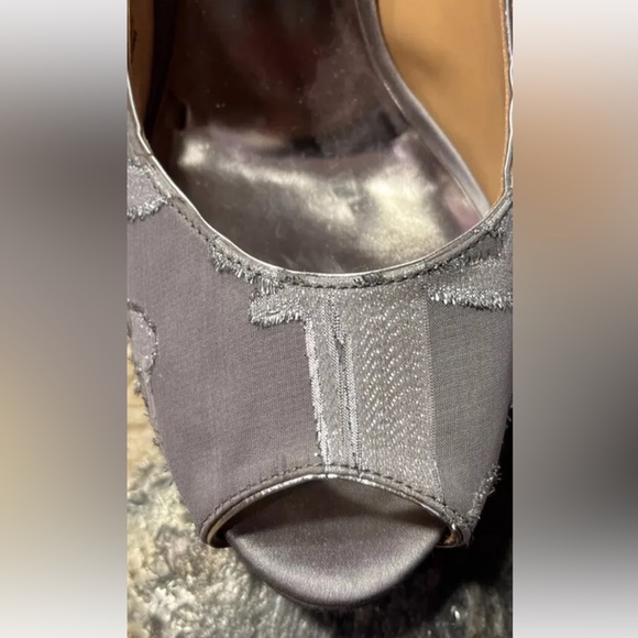 Badgley Mischka GRAY PUMPS FORMAL Satin Silver Glitter Peep-toe 8.5 M, STILETTOS - Picture 3 of 10